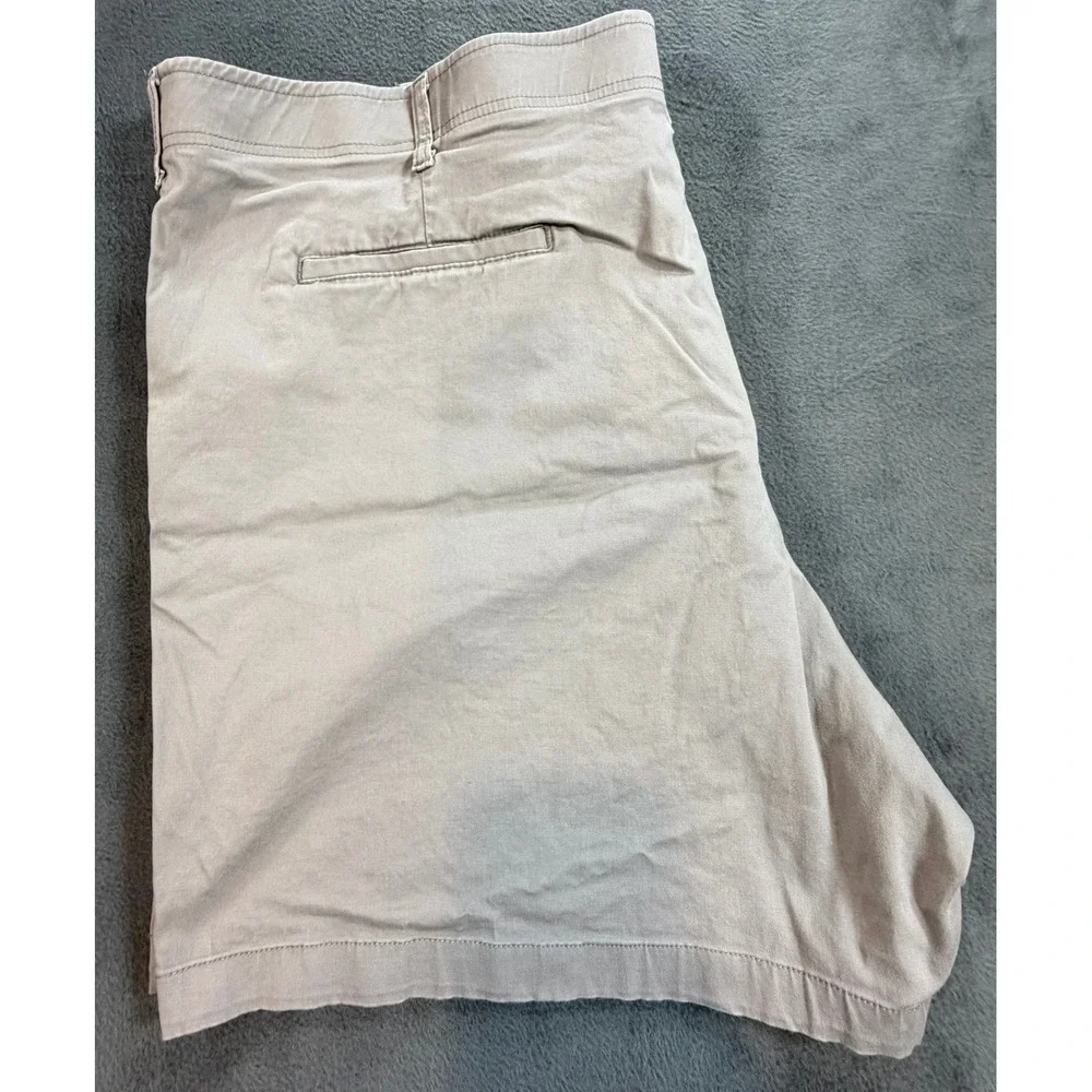 Lee Extreme Motion Mens Khaki Chino Shorts Tan Flat Front Size 54